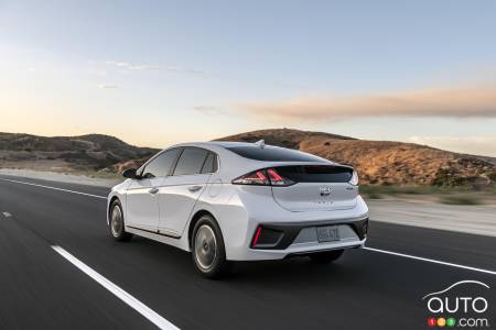 Hyundai IONIQ EV, trois quarts arrière